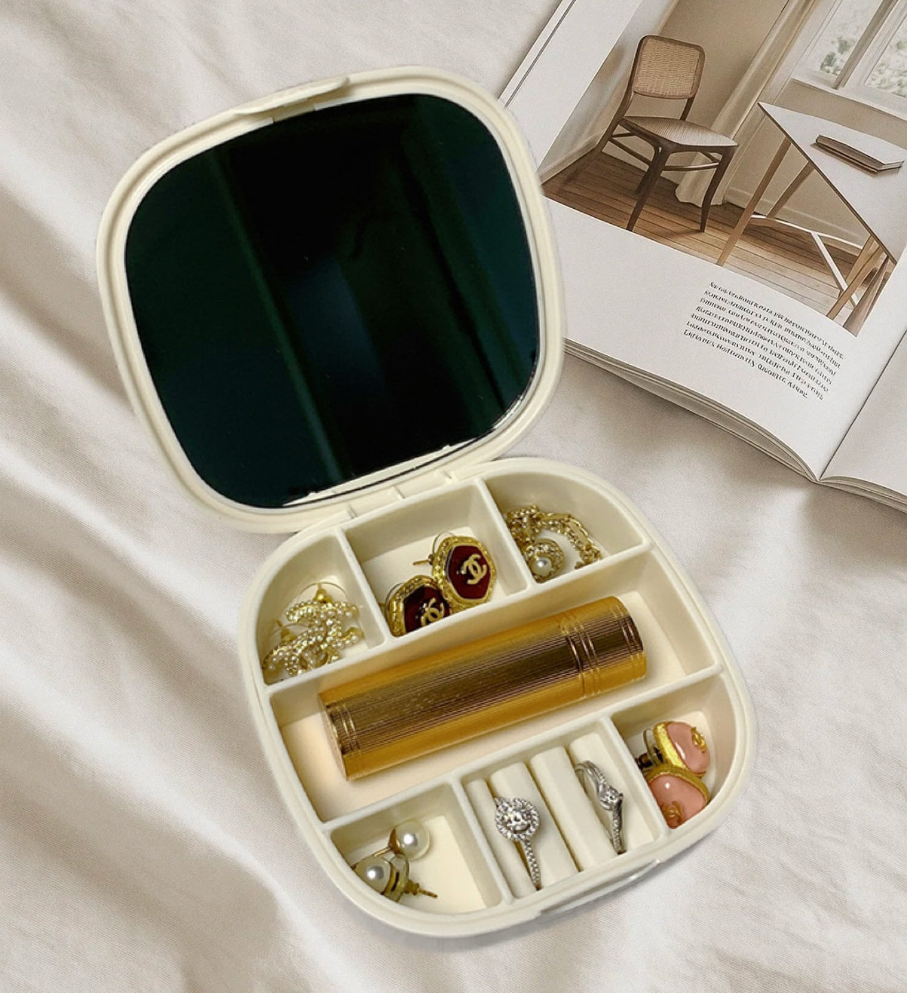 Portable Jewelry Organizer – Compartmentalized Design with Built-in Mirror
