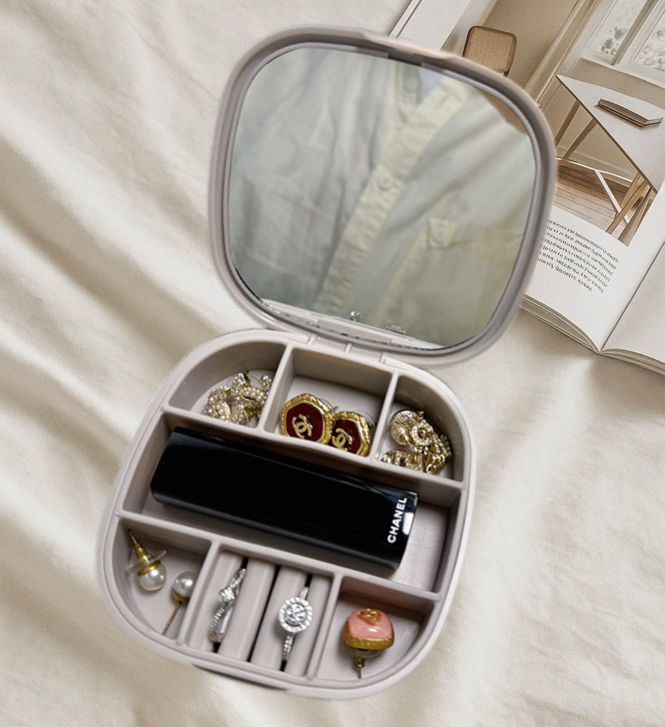 Portable Jewelry Organizer – Compartmentalized Design with Built-in Mirror