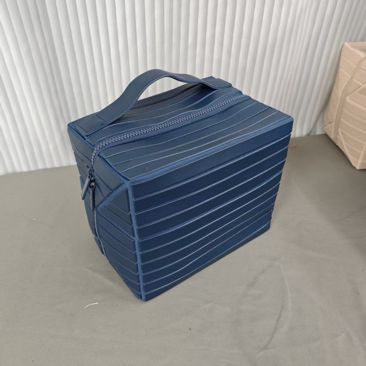 Maximal Space, Minimalist Style:Structured Travel Cosmetic Bag