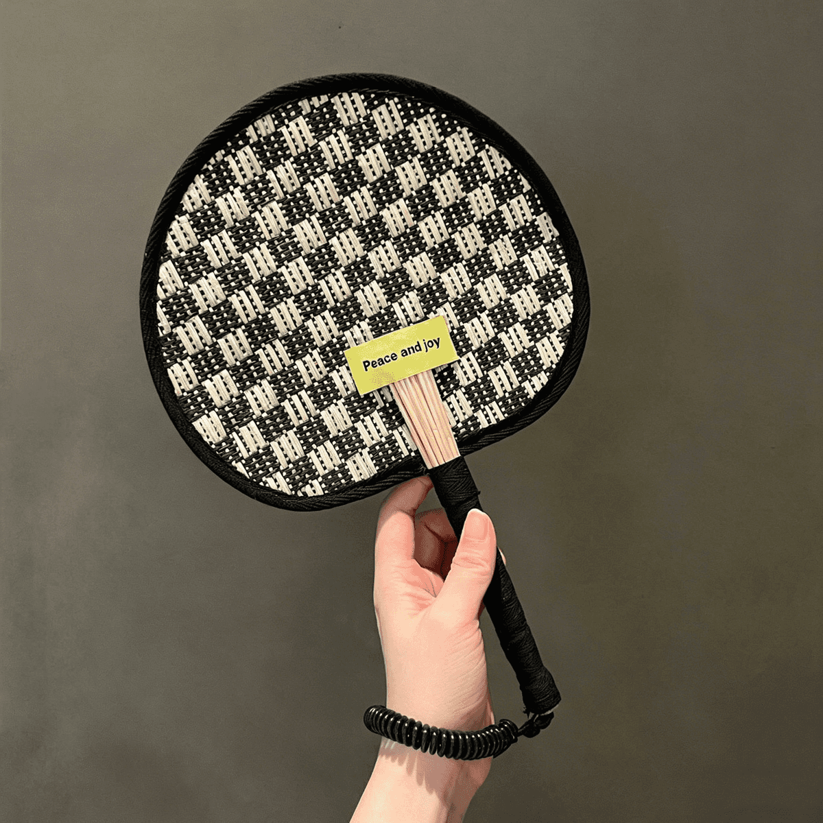 Handcrafted Natural Wheat Straw Fan – Elegant Crossbody Summer Fan